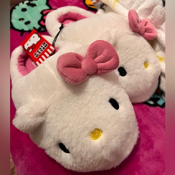 SOLD SOLD SOLD Hello kitty plush slippers indoor/outdoor - Picture 3 of 13